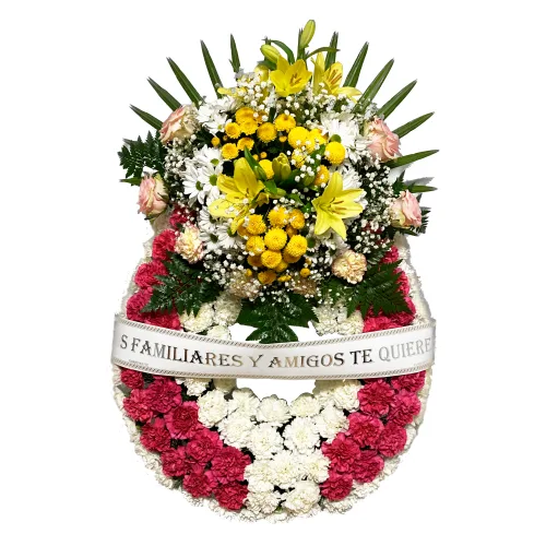 corona de flores, en tonos rosa, blanco y amarillo