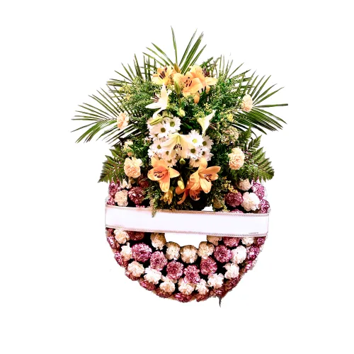 corona de flores en tonos blancos y violeta